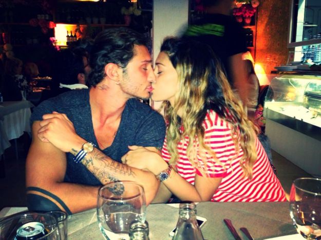 Bacio romantico di Belen e Stefano