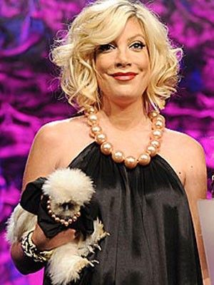 Lo strano amico di Tori Spelling: un pollo da compagnia!