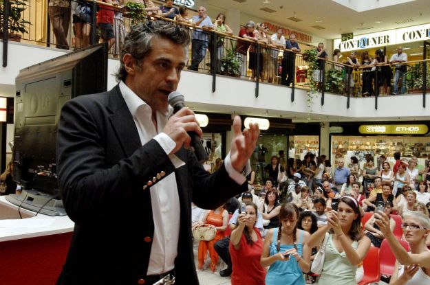 Edoardo Costa condannato a 3 anni di carcere per truffa a una Onlus