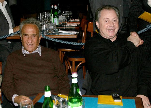 emilio fede parla al cellulare