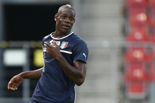 mario balotelli durante un allenamento prima degli europei