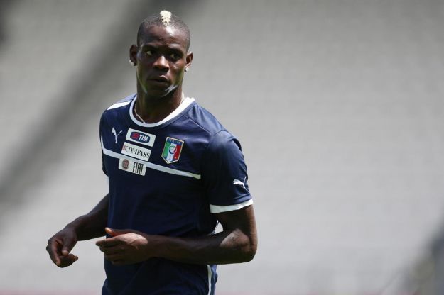 Mario Balotelli, accuse razziste e antisemite da un gruppo di estrema destra