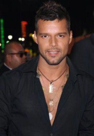 ricky martin si complimenta con zachary quinto per coming out