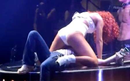 Rihanna scandalosa: simula amplesso con una fan (video)
