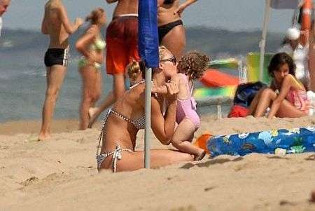 Ilary Blasi in spiaggia