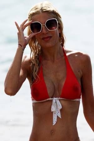 Tori Spelling magrissima ma con un bikini trasparente