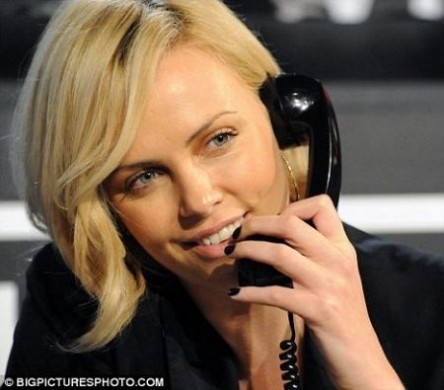 Charlize Theron ritorna single e non perde tempo