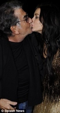 Roberto Cavalli bacia Lindsay Lohan