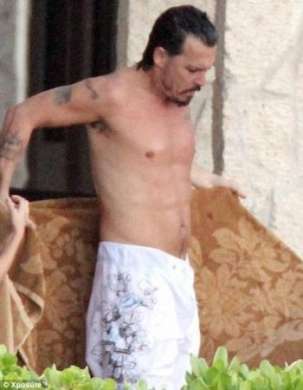 Johnny Depp in costume alle Hawaii
