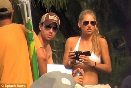 Enrique Iglesias e la sua compagna