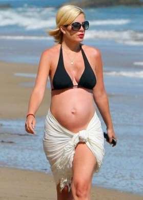 La famosa mamma Tori Spelling al mare col pancione, ecco le foto