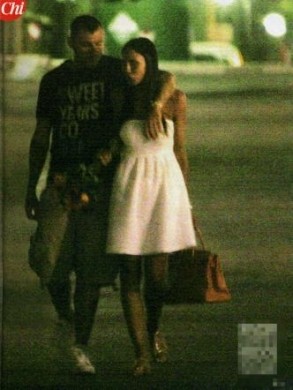 Bobo Vieri e Nicole Minetti: bacio e passeggiata romantica a Milano Marittima