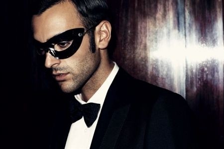 mengoni in maschera