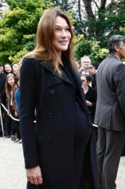 Carla Bruni incinta all’ottavo mese, ecco le foto del pancione