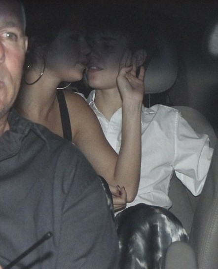 Justin Bieber e Selena Gomez in macchina innamorati