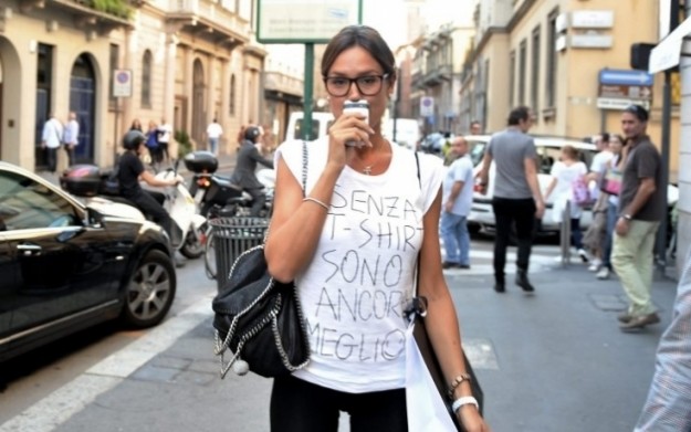 Nicole Minetti in-t-shirt provocatoria