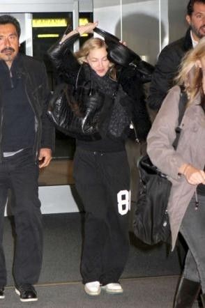 Madonna sistema la giacca