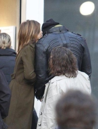 Elisabetta Canalis parla nell'orecchio a Mehcad