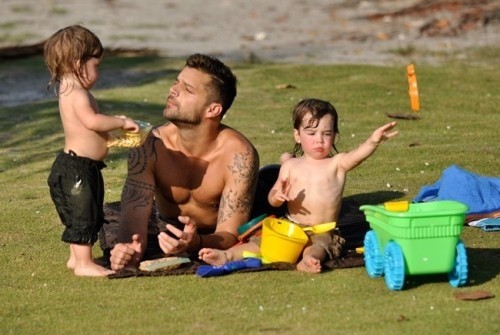 Ricky Martin prende il sole con i suoi due figli