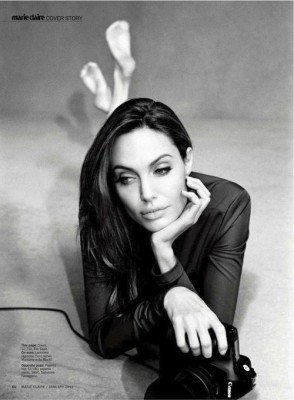 Angelina Jolie coricata per terra