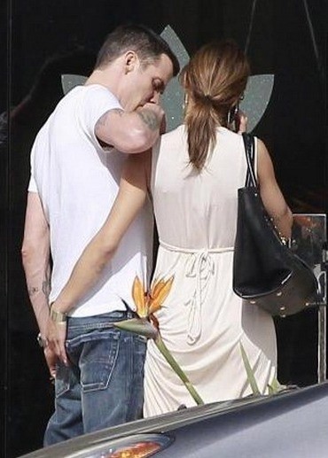 Elisabetta Canalis palpa il lato B di Steve-O