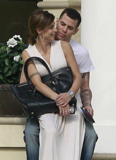 Elisabetta Canalis sorridente con Steve-O