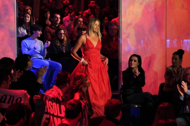 La showgirl Flavia Vento entra in studio