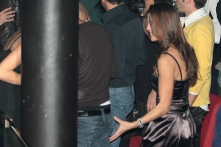 Claudia Galanti tocca il sedere a Davide Lippi