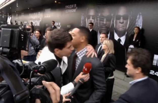 Will Smith spintona e prende a schiaffi un reporter