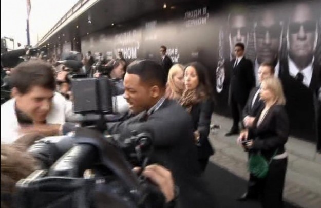 Will Smith spintona un giornalista