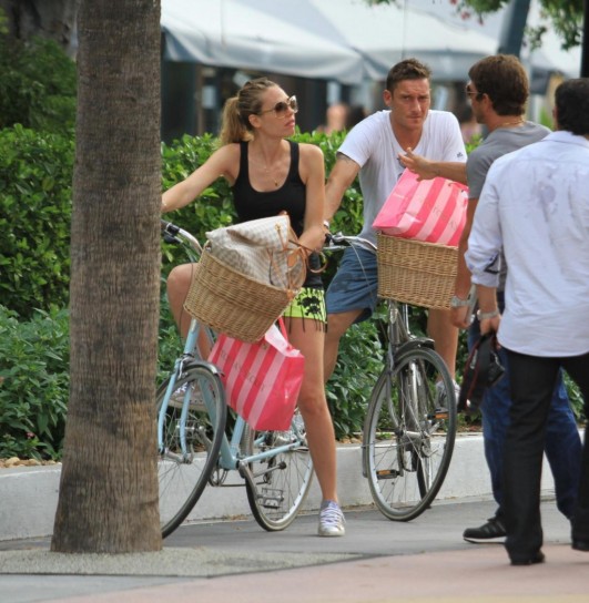 Totti e Blasi in bici