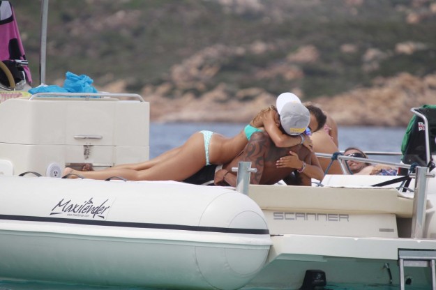 Melissa Satta e Kevin Boateng, coccole e abbracci in vacanza