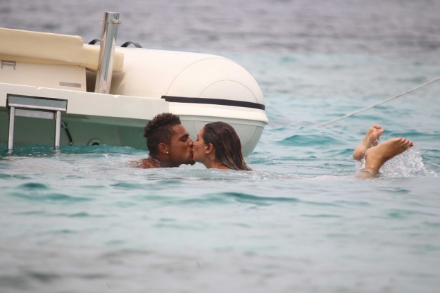 Satta e Boateng si baciano in acqua