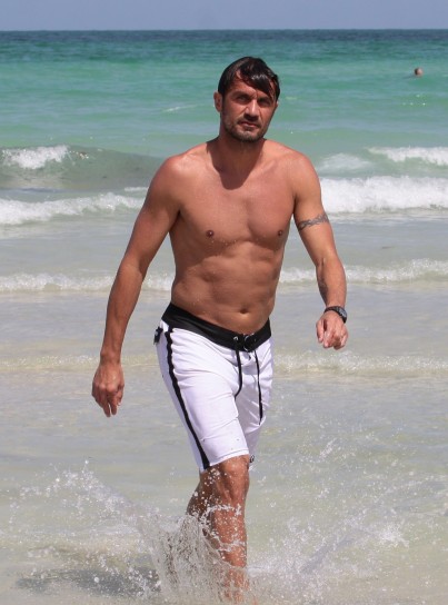 Paolo Maldini al mare con la famiglia