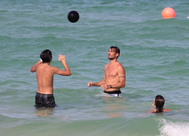 Paolo Maldini gioca a pallavolo al mare