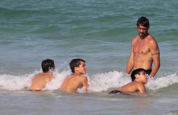 Paolo Maldini gioca con i figli al mare