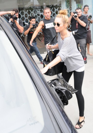 I paparazzi inseguono Miley Cyrus