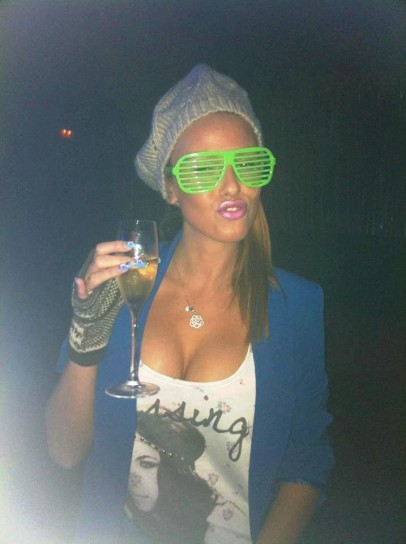 Vanessa Lawrens con occhiali verdi