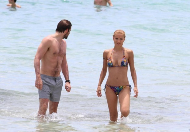 La Hunziker e Tomaso Trussardi escono dall'acqua
