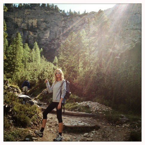 Alessia Marcuzzi fa escursionismo in montagna