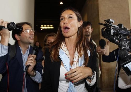 Nicole Minetti assediata dai fotografi