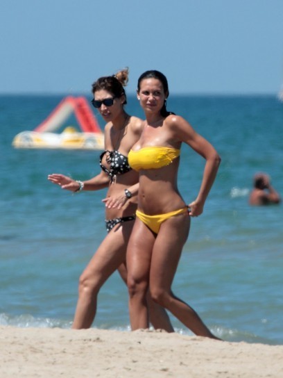 Nicole Minetti al mare con la sorella