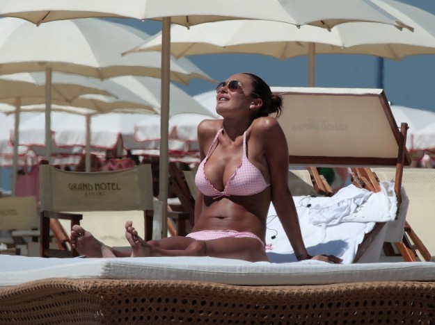 Nicole Minetti in costume ma bagno