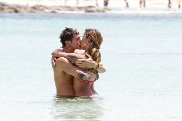 Belen e Stefano De Martino innamorati al mare