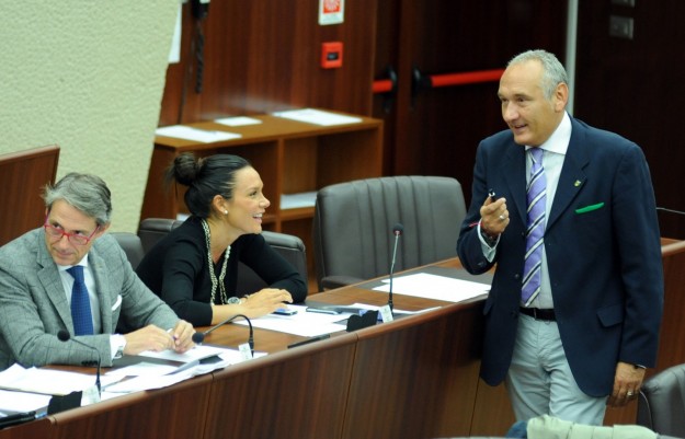 Nicole Minetti chiacchiera con i colleghi