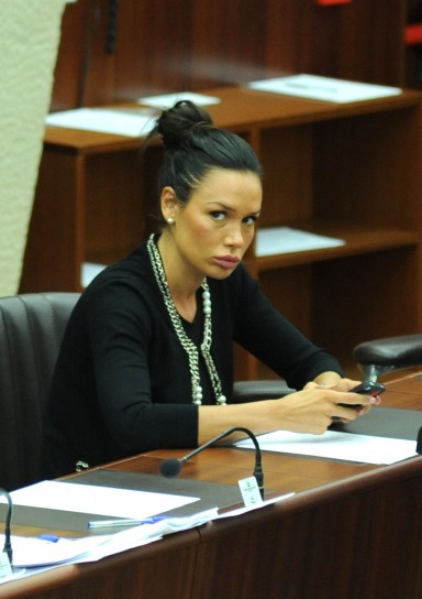 Nicole Minetti guarda i paparazzi