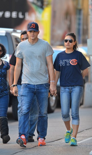 Ashton Kutcher e Mila Kunis si tengono per mano