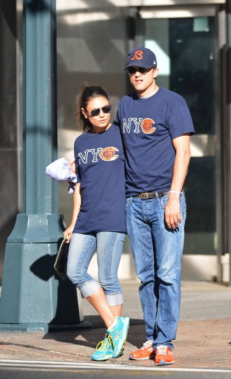 Ashton Kutcher e Mila Kunis passeggiano