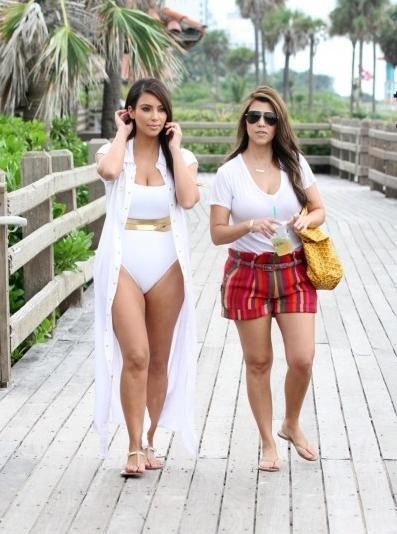 Kim Kardashian con la sorella Kourtney