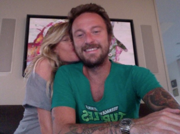 La Marcuzzi e Facchinetti sorridenti